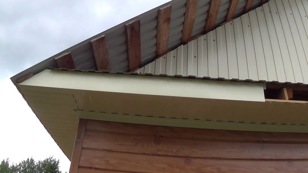 Подшивка карнизов крыши софитами по стропилам
