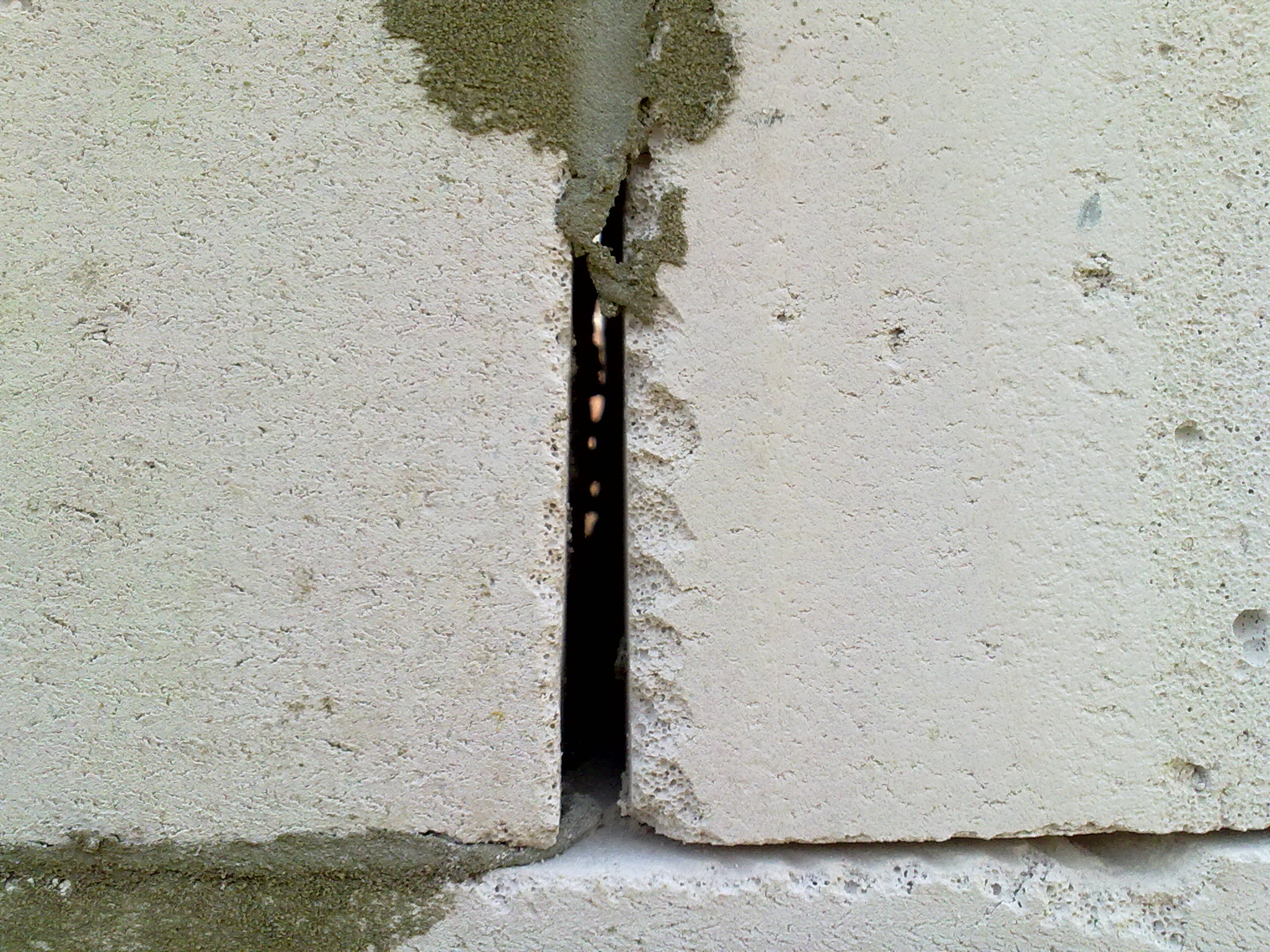 Чем замазать в стене трещину: Как заделать трещины в стене квартиры .